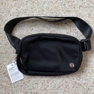Lululemon everywhere belt bag in black
